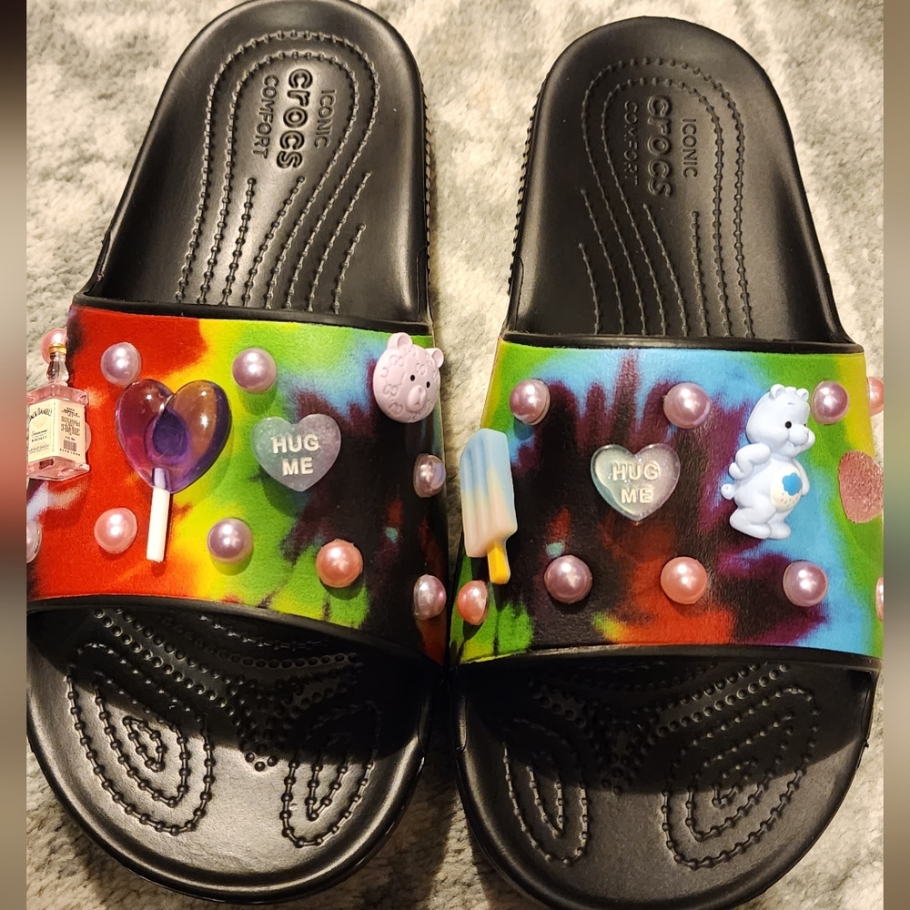 Crocs tie dye graphic slides